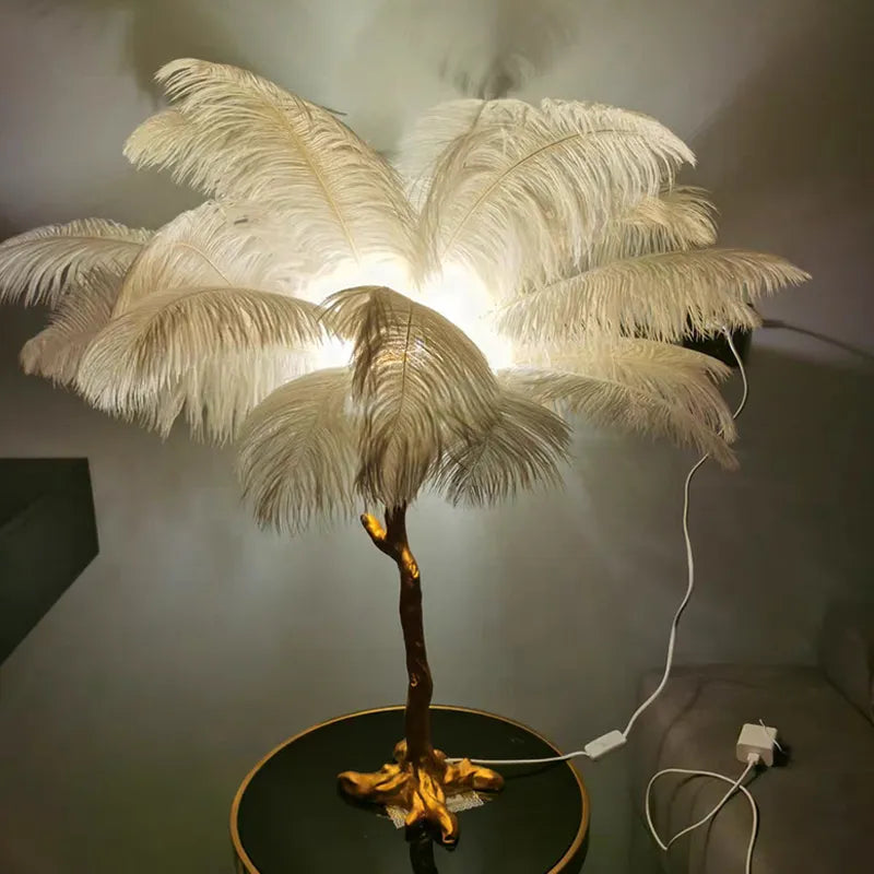 Lampada da terra Nyora con piume di struzzo, finitura in rame e 5 lampadine LED