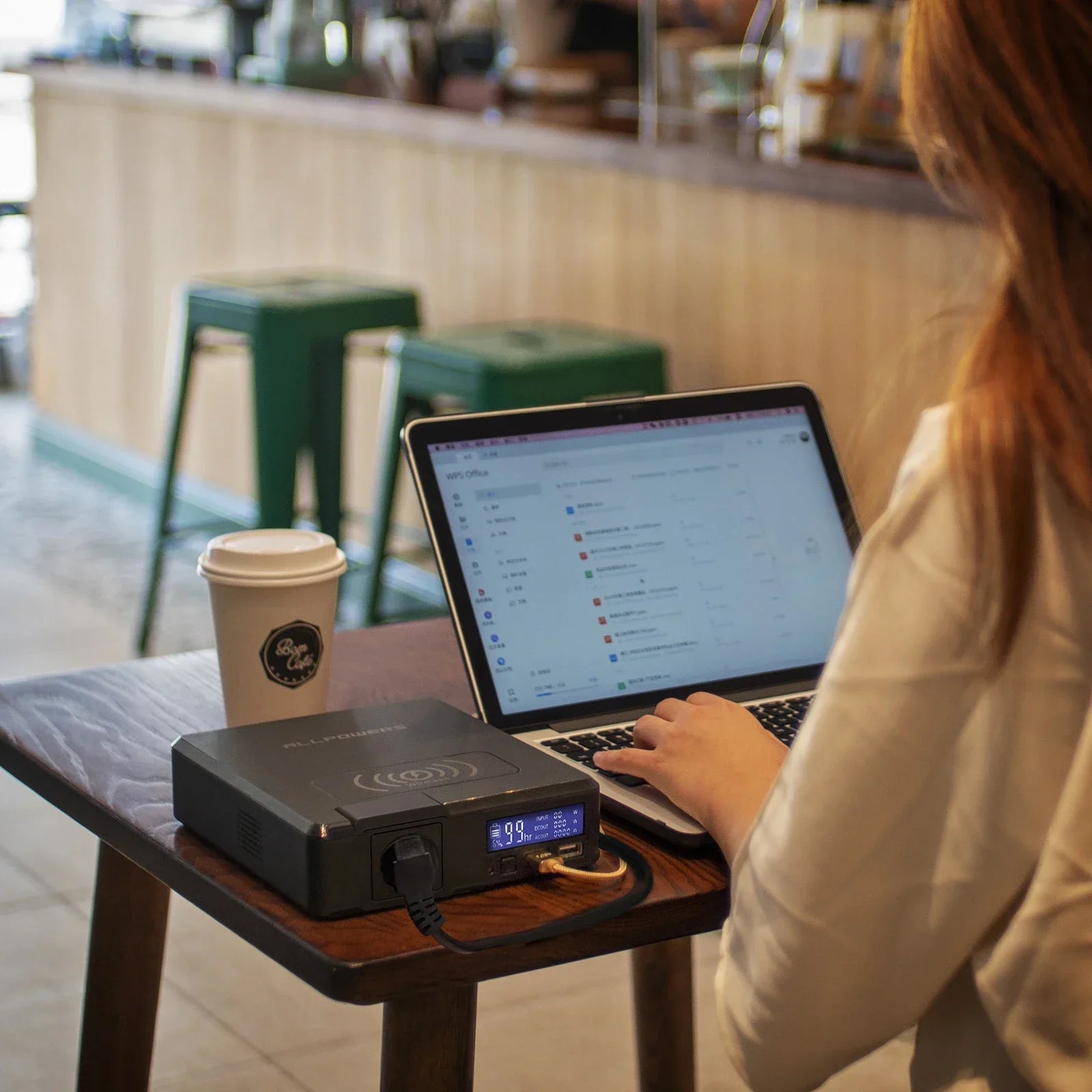 Stazione di Alimentazione Portatile Compatta PulseArc con Display Digitale e Ricarica Multi Dispositivo