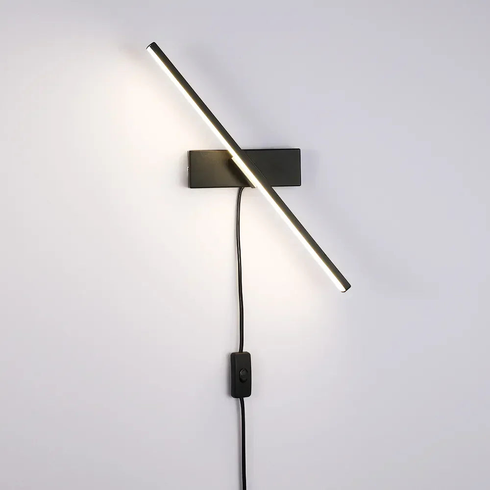 LumaNord LED nástěnná lampa s nastavitelným ramenem a vestavěnou zástrčkou