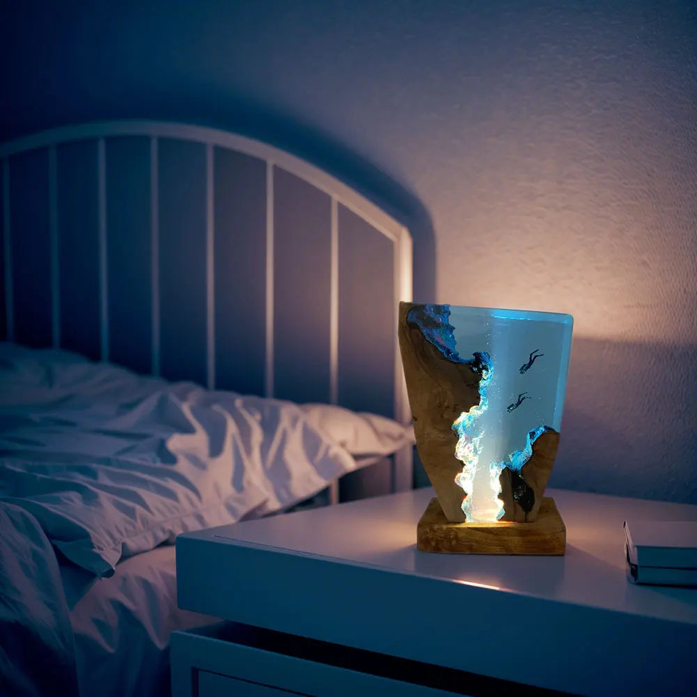 AquaVoyage Resin Meeresboden-Erkundungstischlampe mit zwei Tauchern und leuchtender Höhle
