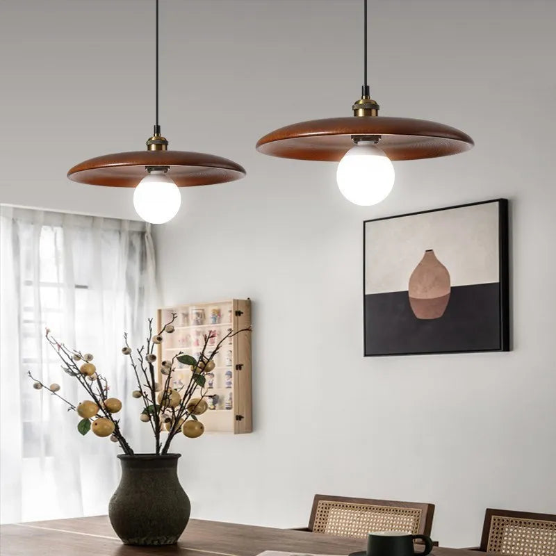 Závěsná LED lampa Oaklume z masivního dubového dřeva do jídelny