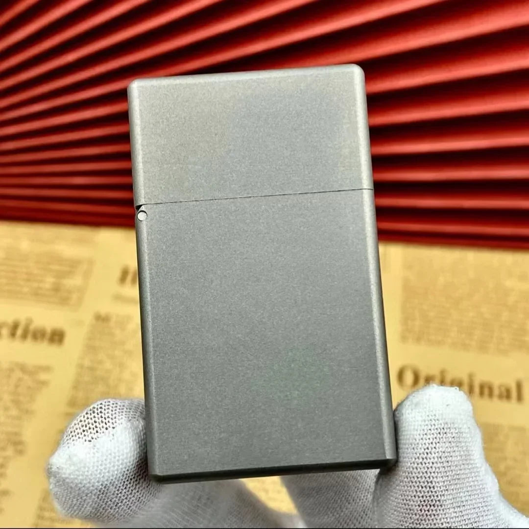 Zapalovač NovaForge Titanium se čtvercovou hlavou a matným povrchem