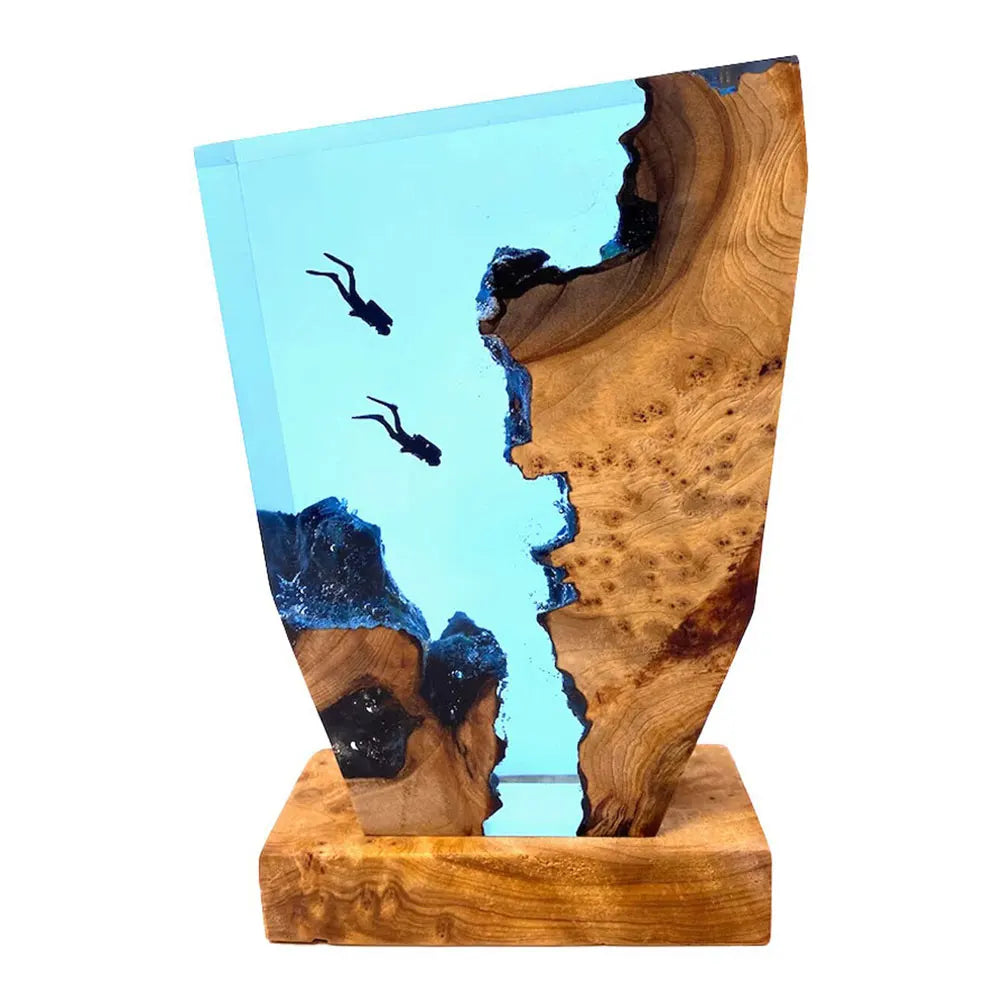 AquaVoyage Resin Meeresboden-Erkundungstischlampe mit zwei Tauchern und leuchtender Höhle