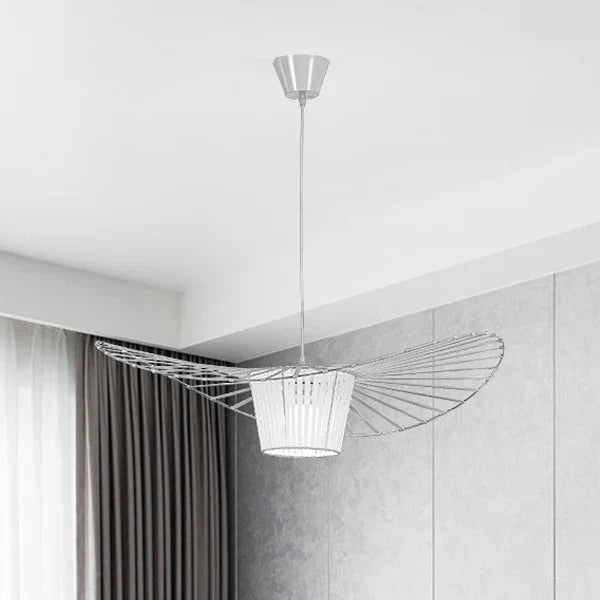 Závěsná lampa HaloTop Hat v černozlaté barvě s teplým světlem