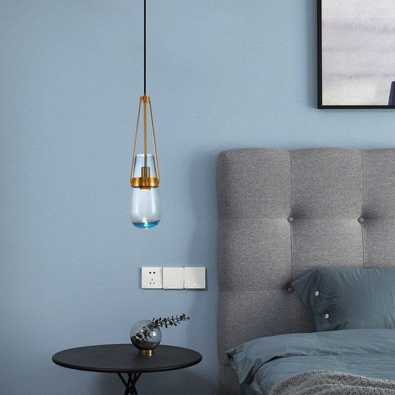 Závěsná skleněná lampa Caelara nebesky modrá s mosaznými doplňky