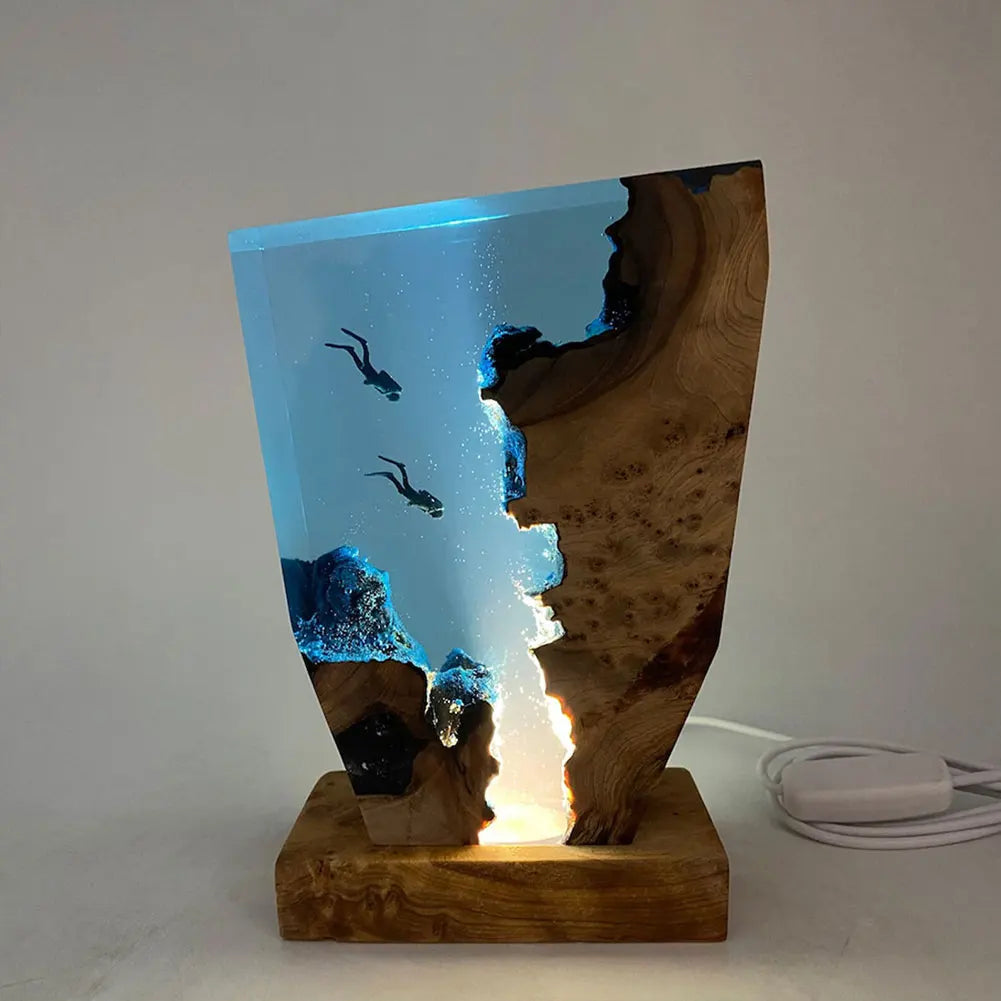 AquaVoyage Resin Meeresboden-Erkundungstischlampe mit zwei Tauchern und leuchtender Höhle