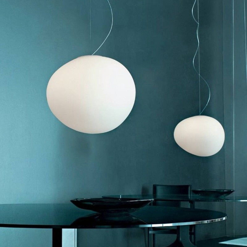 Lampa wisząca Caelia ze szkła dmuchanego ręcznie o organicznych, poetyckich kształtach