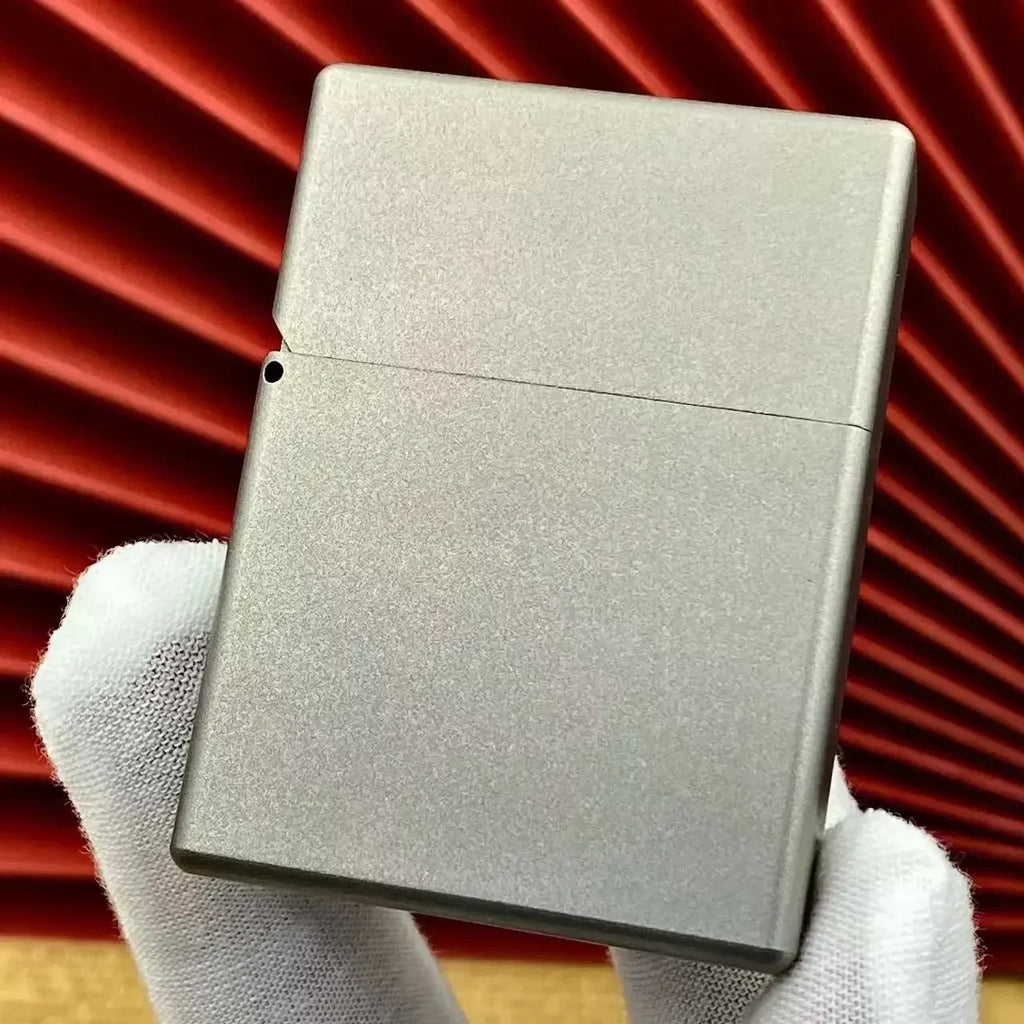 Zapalovač NovaForge Titanium se čtvercovou hlavou a matným povrchem