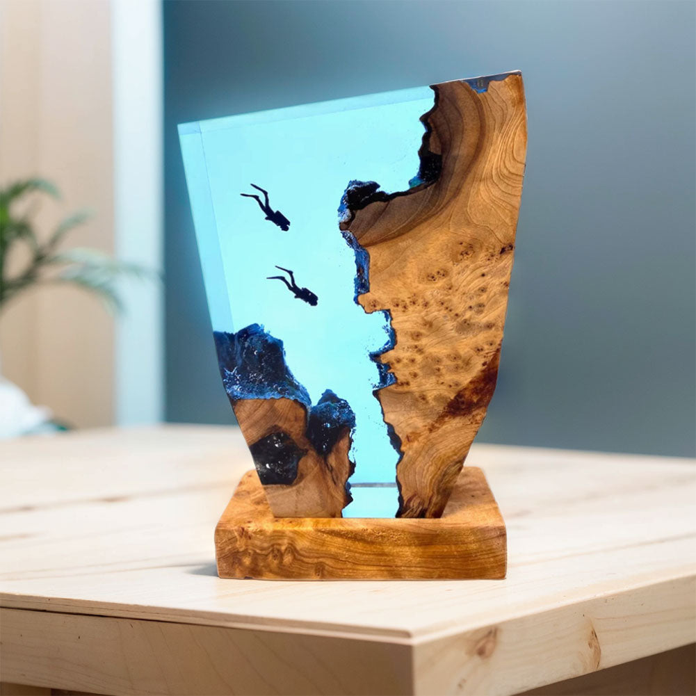 AquaVoyage Resin Meeresboden-Erkundungstischlampe mit zwei Tauchern und leuchtender Höhle