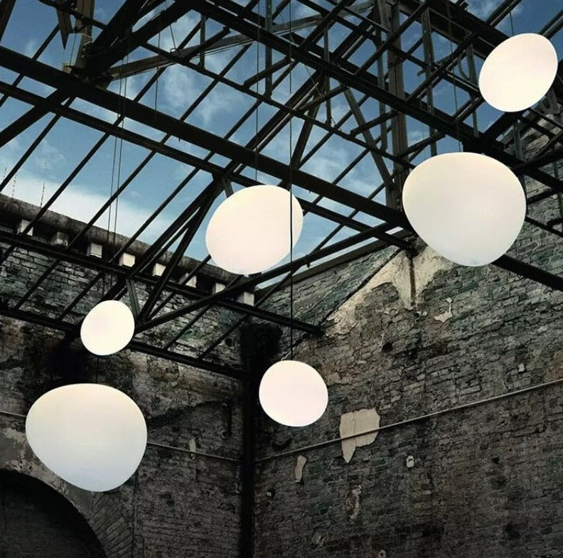 Lampa wisząca Caelia ze szkła dmuchanego ręcznie o organicznych, poetyckich kształtach