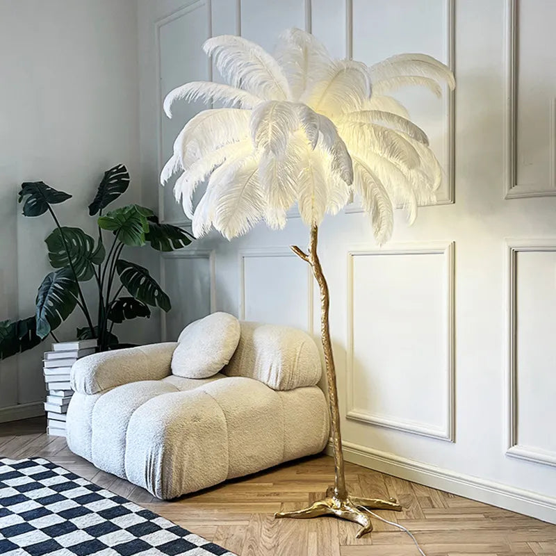 Lampada da terra Nyora con piume di struzzo, finitura in rame e 5 lampadine LED