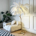 Lampada da terra Nyora con piume di struzzo, finitura in rame e 5 lampadine LED