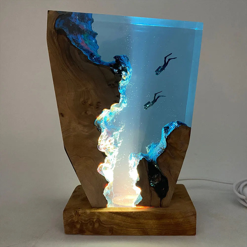AquaVoyage Resin Meeresboden-Erkundungstischlampe mit zwei Tauchern und leuchtender Höhle