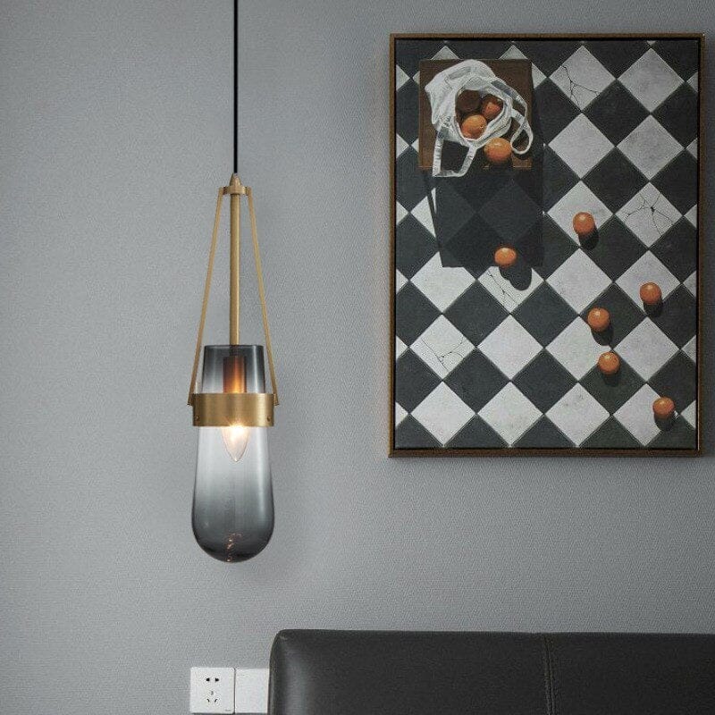 Závěsná skleněná lampa Caelara nebesky modrá s mosaznými doplňky