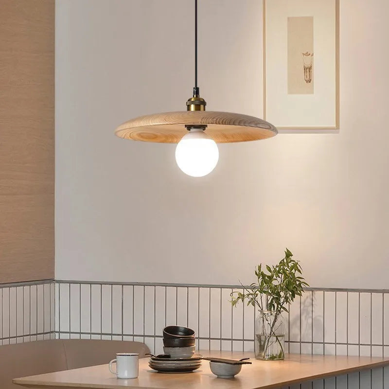 Závěsná LED lampa Oaklume z masivního dubového dřeva do jídelny