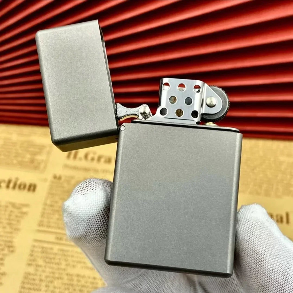 Zapalovač NovaForge Titanium se čtvercovou hlavou a matným povrchem