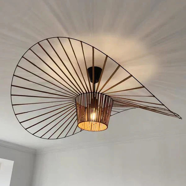 Závěsná lampa HaloTop Hat v černozlaté barvě s teplým světlem