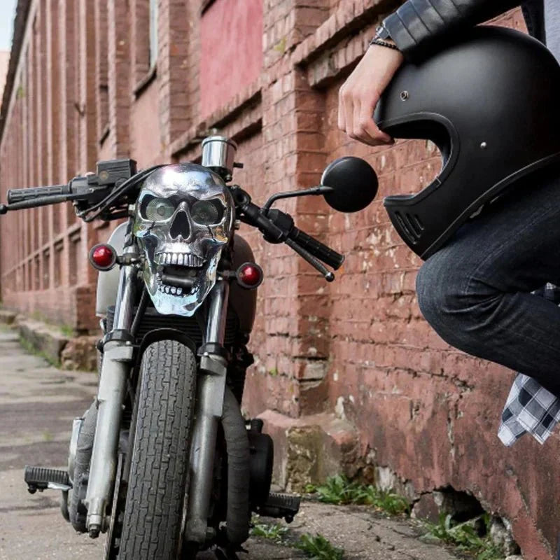 Noční jezdec LED lebka lampa na motocykly s retro chromovým povrchem
