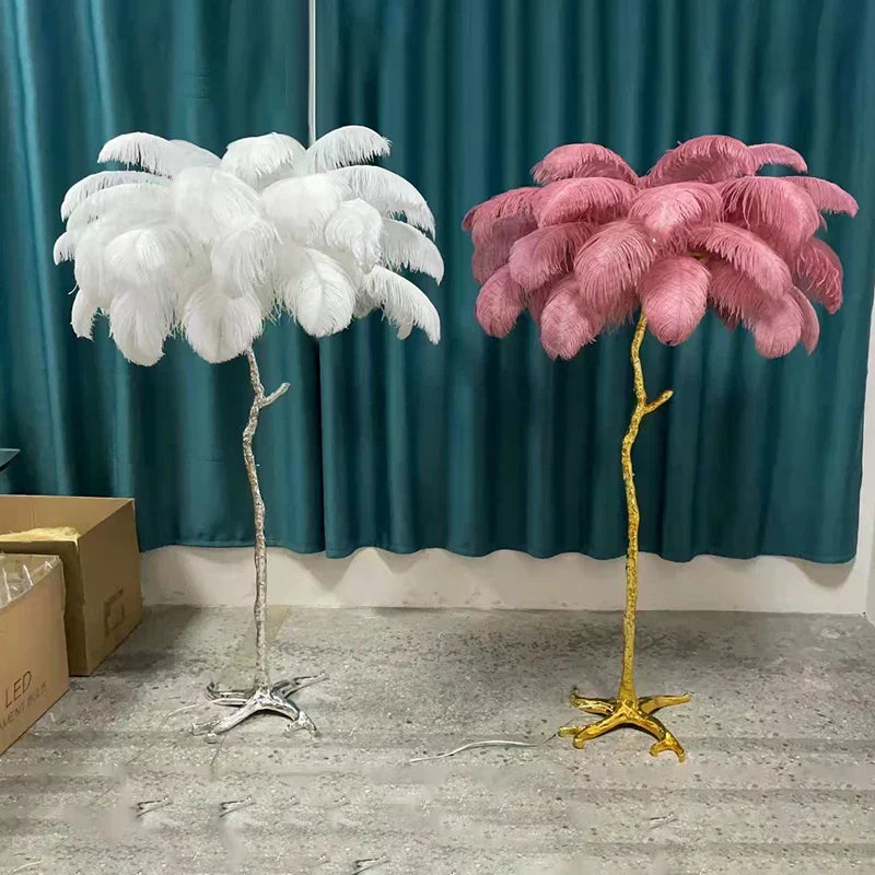 Lampada da terra Nyora con piume di struzzo, finitura in rame e 5 lampadine LED