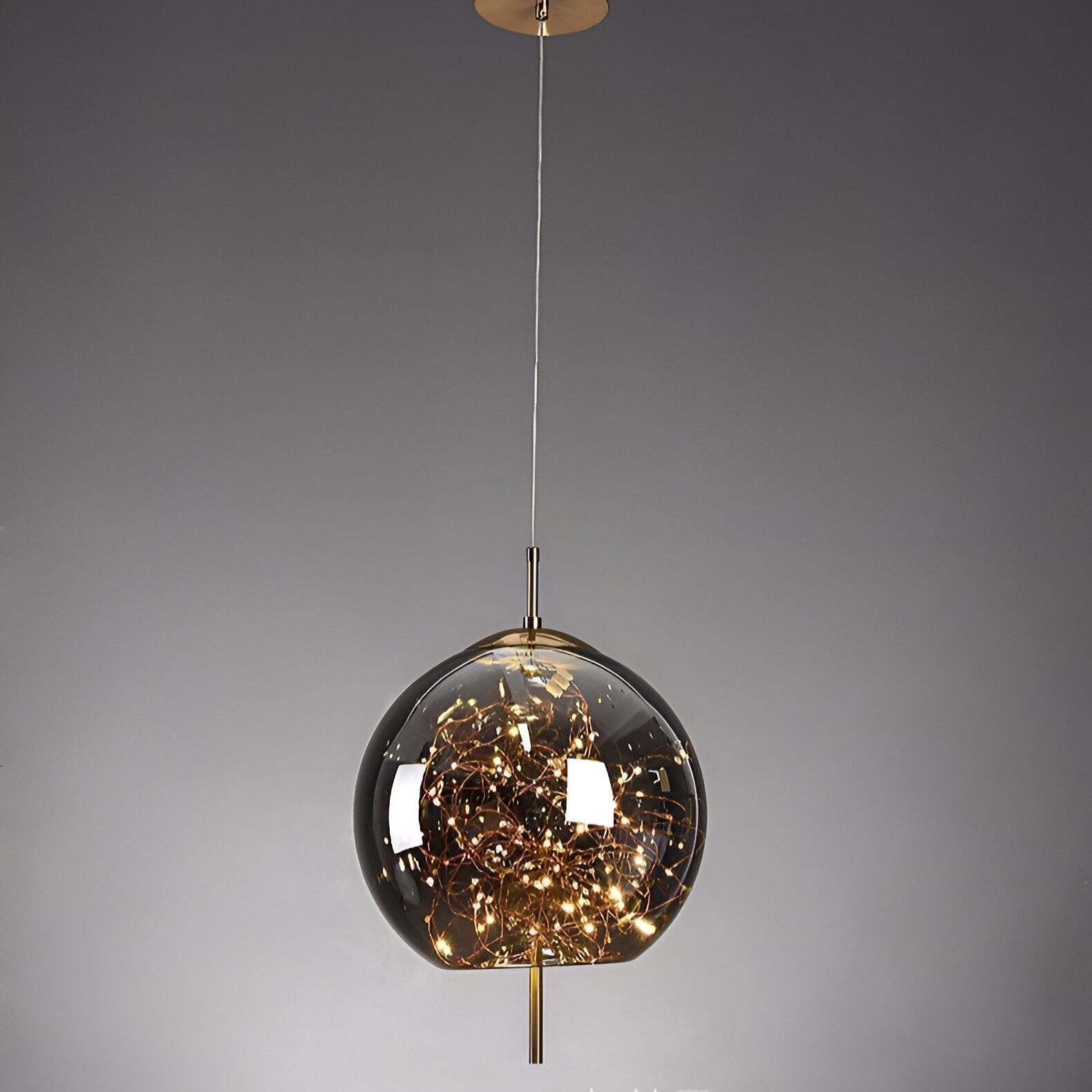 Lampada a sospensione a globo in vetro nordico FjordAura per sala da pranzo con struttura dorata