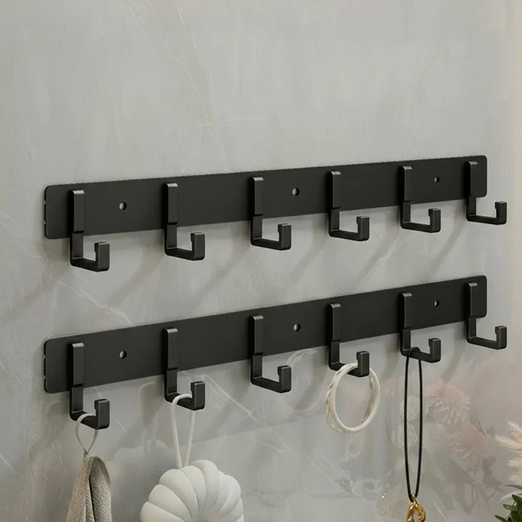 Harborstone pevný nástěnný věšák na kabáty s černými háčky