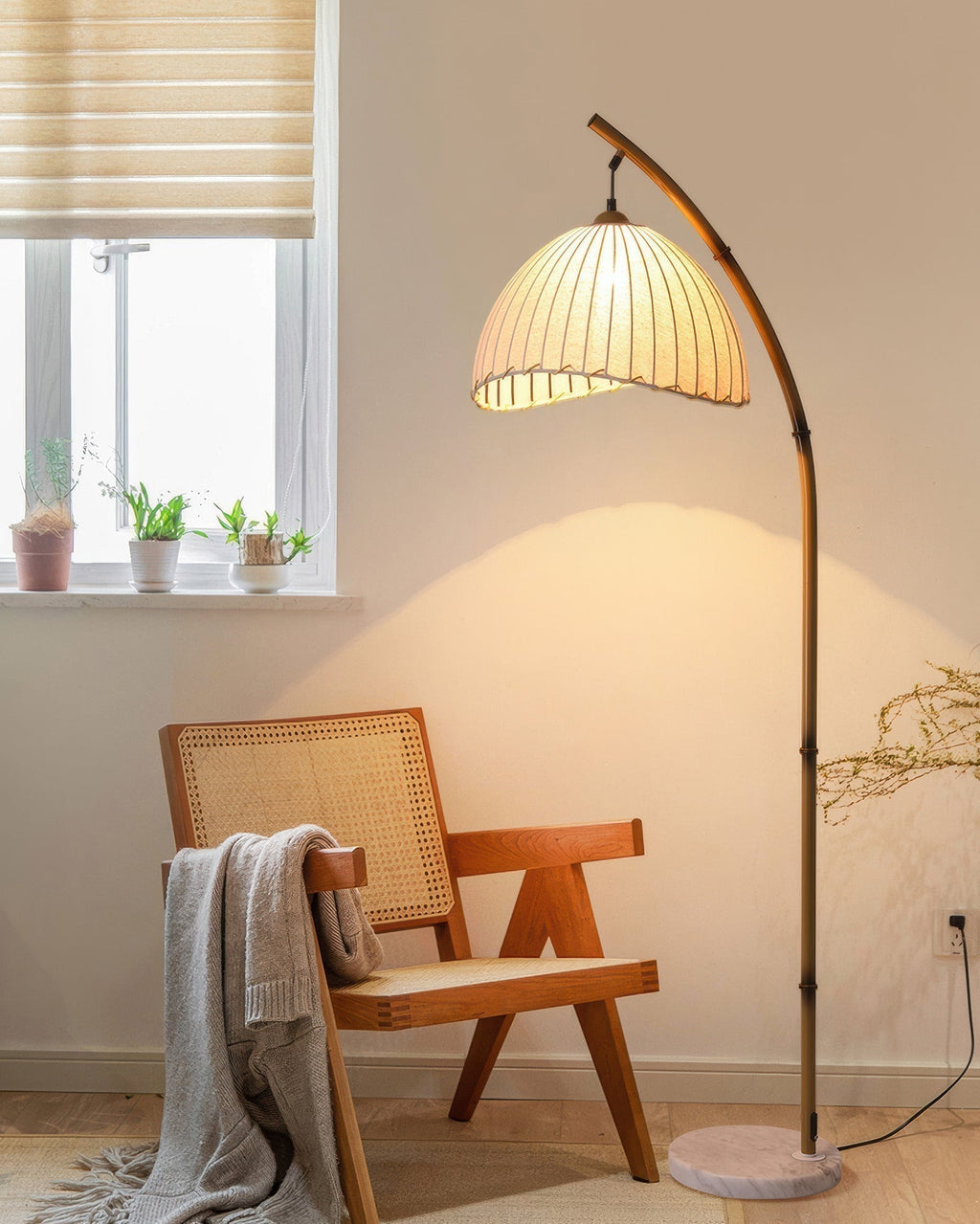 Stojací lampa Lunara inspirovaná bambusem s textilním stínidlem pro jemné ambientní světlo