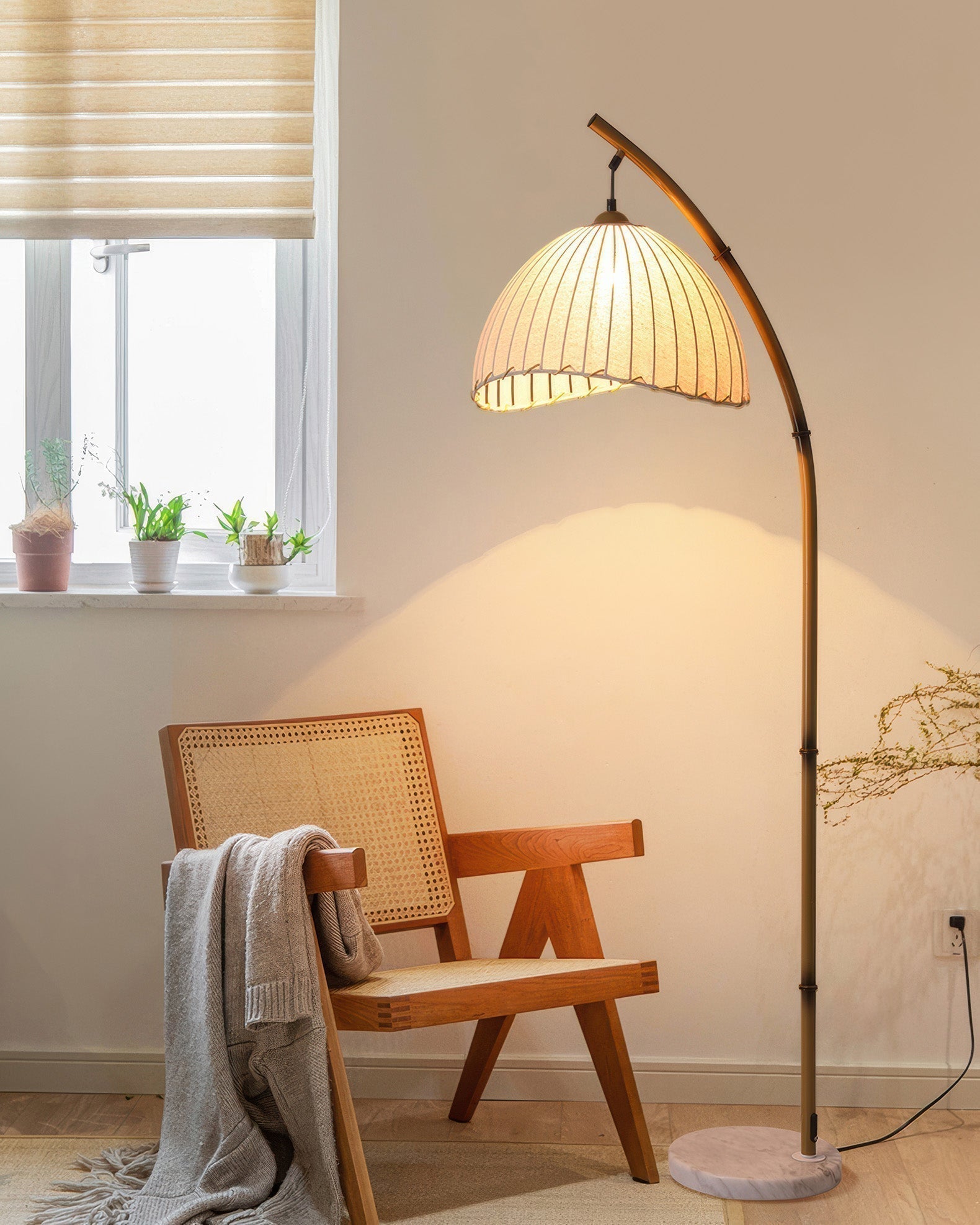 Stojací lampa Lunara inspirovaná bambusem s textilním stínidlem pro jemné ambientní světlo