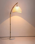 Stojací lampa Lunara inspirovaná bambusem s textilním stínidlem pro jemné ambientní světlo