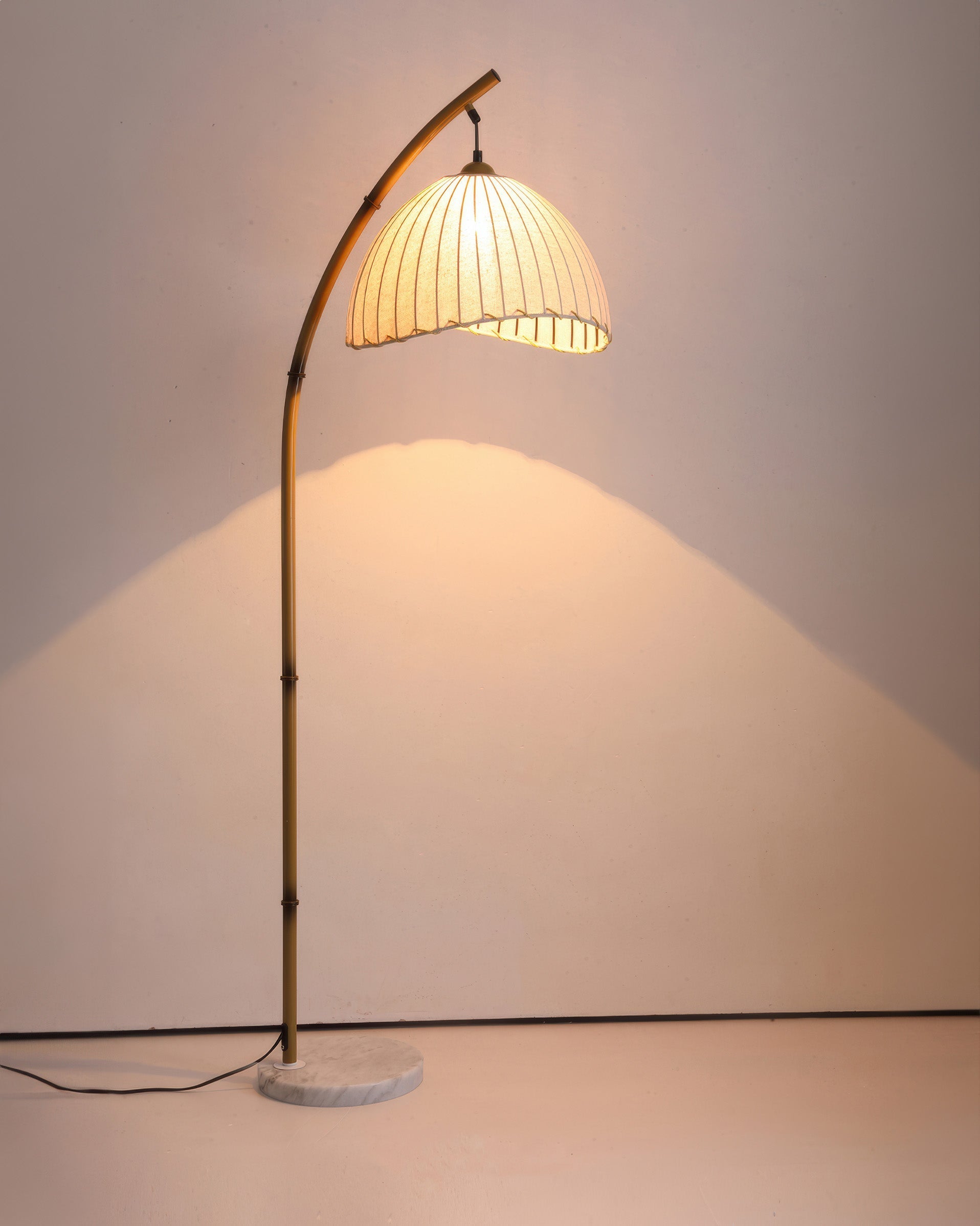Stojací lampa Lunara inspirovaná bambusem s textilním stínidlem pro jemné ambientní světlo