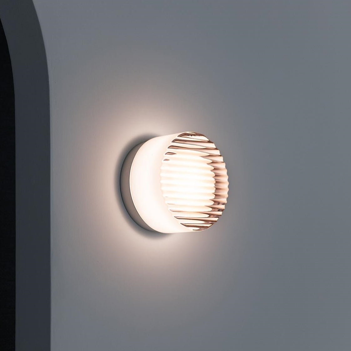 Lampada da parete LED rotonda moderna con diffusore in vetro satinato per uso interno ed esterno