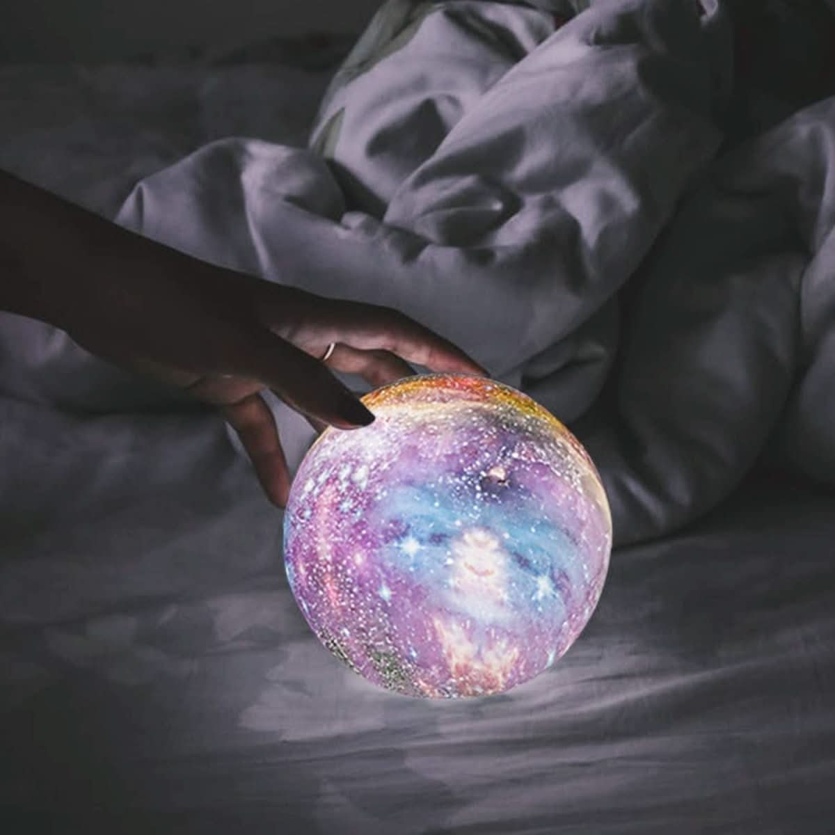 Aurora Moon Lamp 3D tištěná lunární lampa s 16 barvami, dřevěným stojanem a dálkovým ovládáním