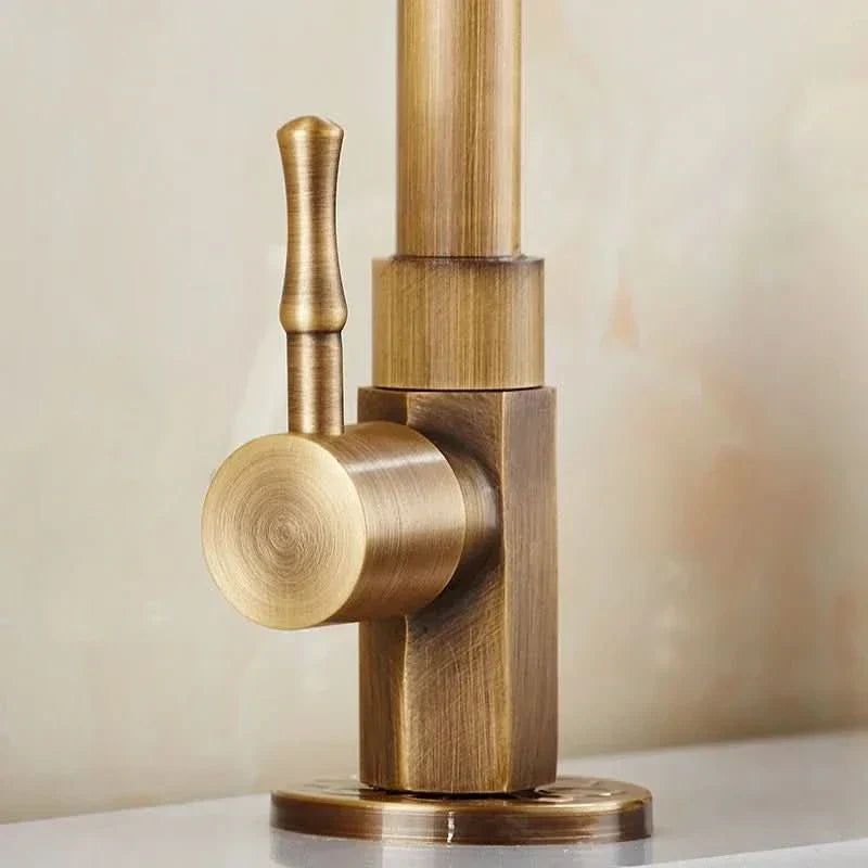 Lyra Tap - 300 mm vysoký výtok v elegantní starožitné mosazi