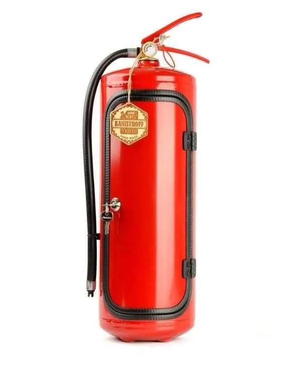 FlameVault skryté úložiště nápojů v designu hasicího přístroje
