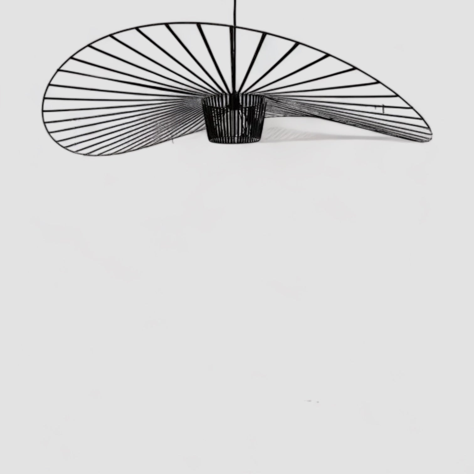 Závěsná lampa HaloTop Hat v černozlaté barvě s teplým světlem