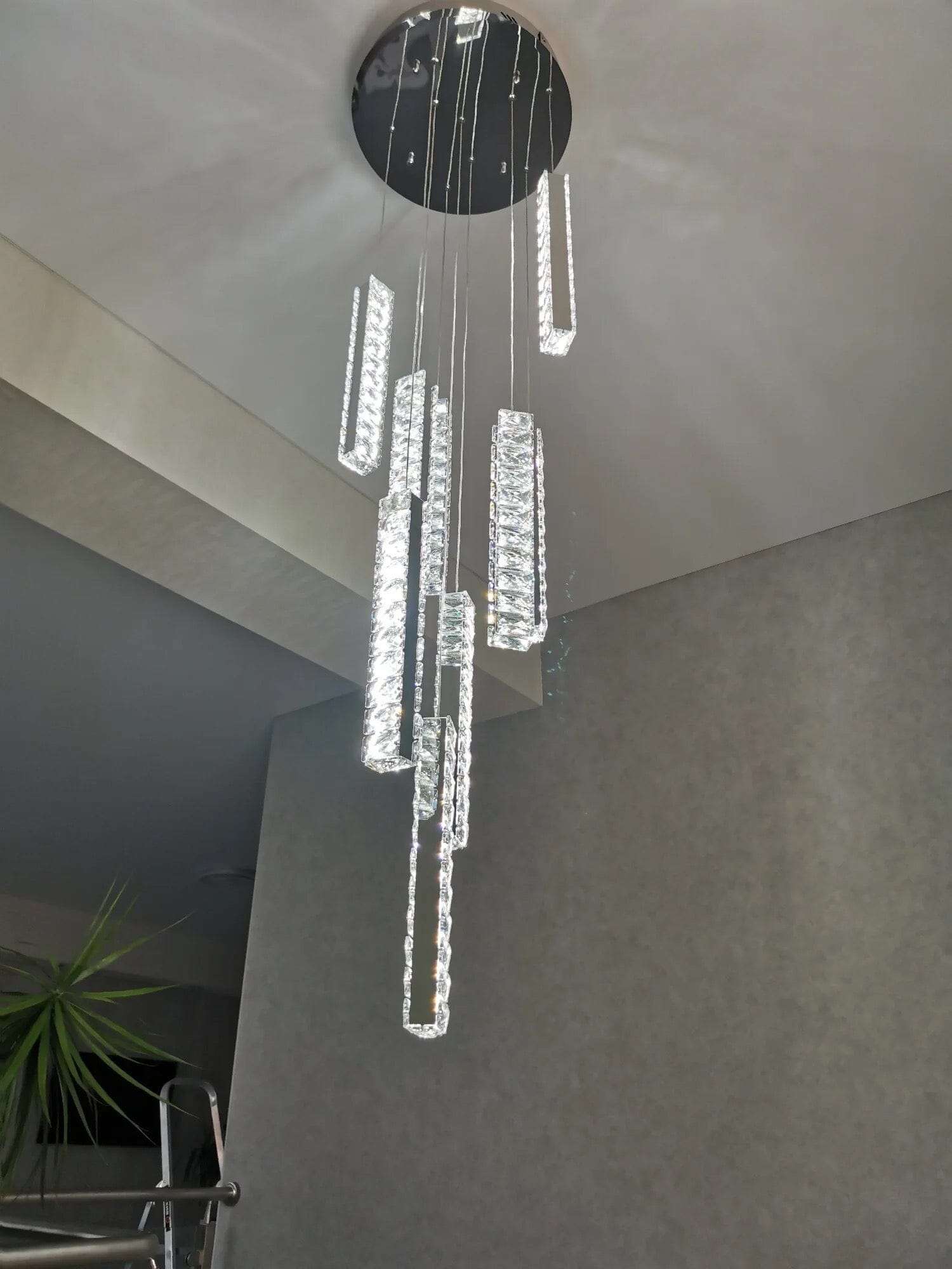 لوستر کریستال راه‌پله لوسترکرس با نورپردازی LED