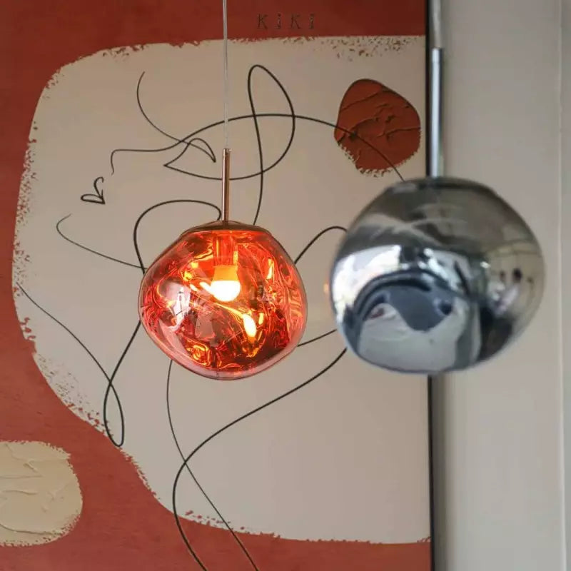 Alvara Elegantní závěsná lampa z roztaveného skla pro interiéry