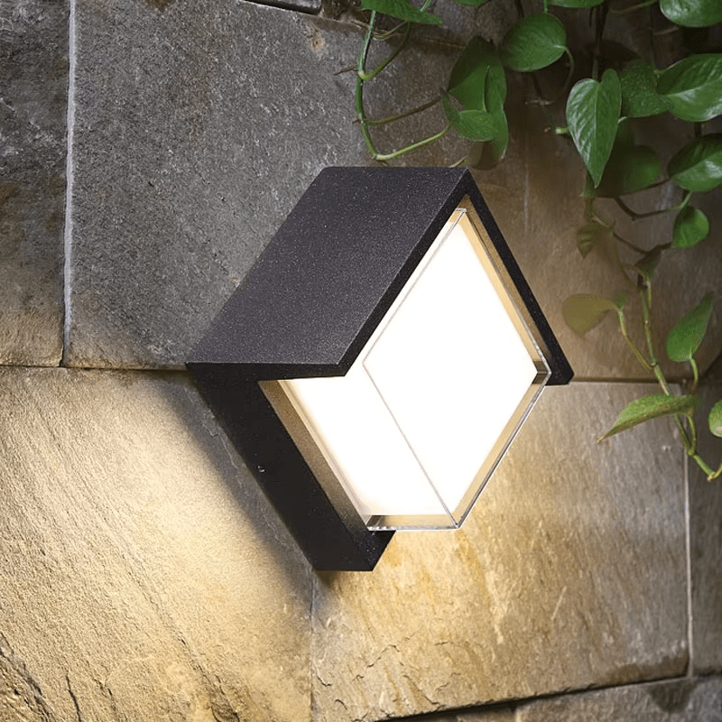 چراغ دیواری LED فضای باز LumaGuard با حسگر حرکت برای ایمنی و زیبایی