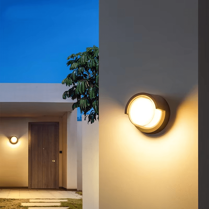 چراغ دیواری LED فضای باز LumaGuard با حسگر حرکت برای ایمنی و زیبایی