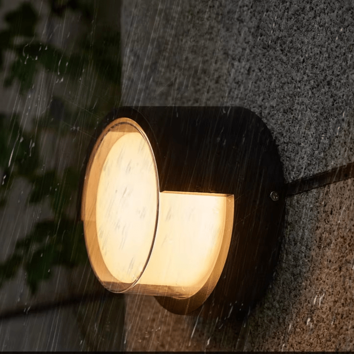 چراغ دیواری LED فضای باز LumaGuard با حسگر حرکت برای ایمنی و زیبایی