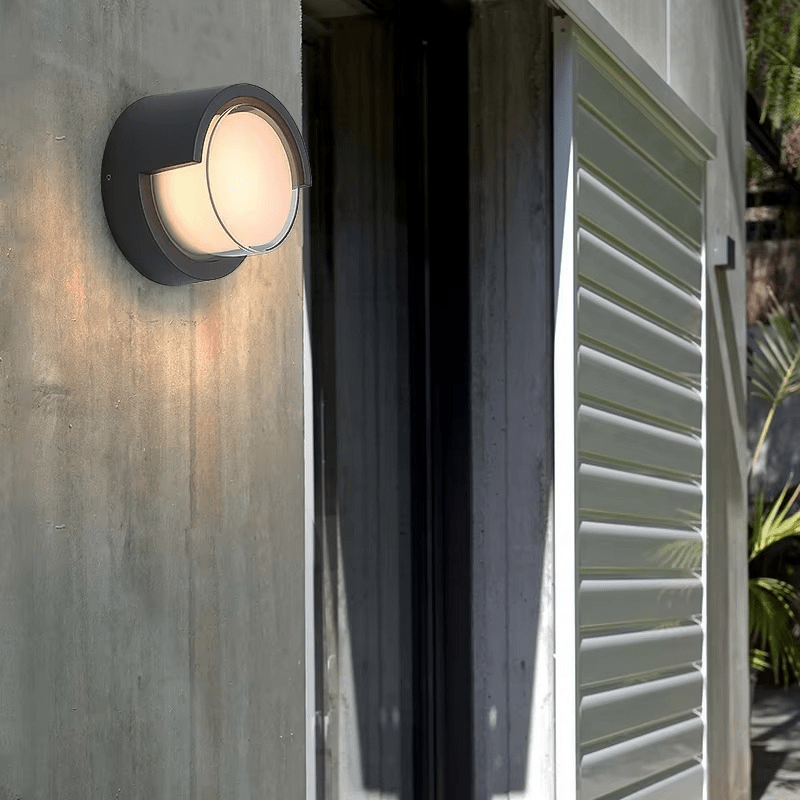 چراغ دیواری LED فضای باز LumaGuard با حسگر حرکت برای ایمنی و زیبایی