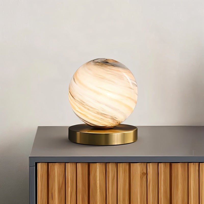 Lampa kula Aurelio z marmurowo-szklaną powierzchnią na mosiężnej lub żelaznej podstawie