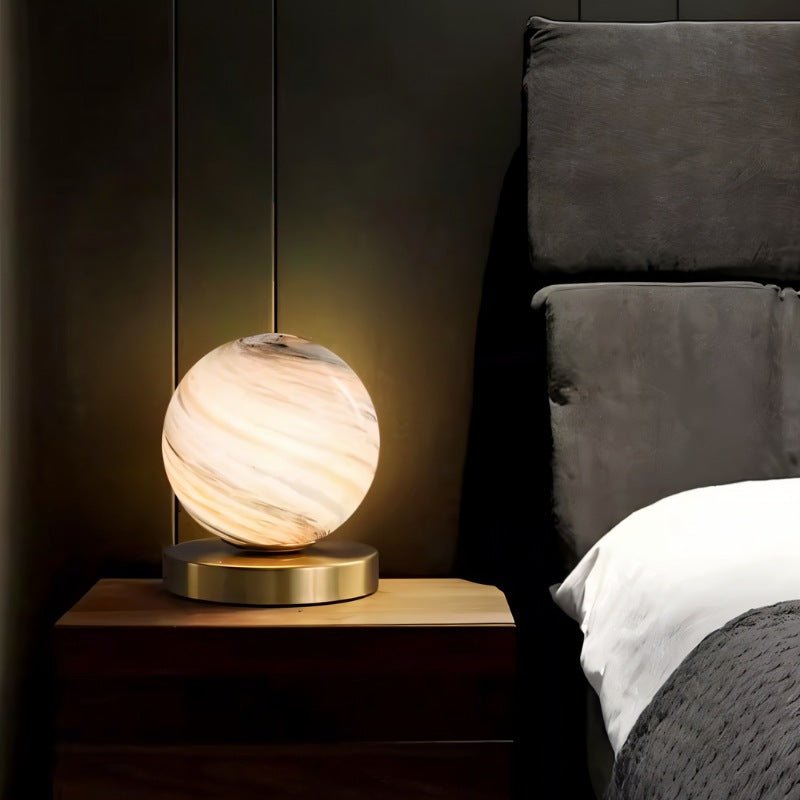 Lampa kula Aurelio z marmurowo-szklaną powierzchnią na mosiężnej lub żelaznej podstawie