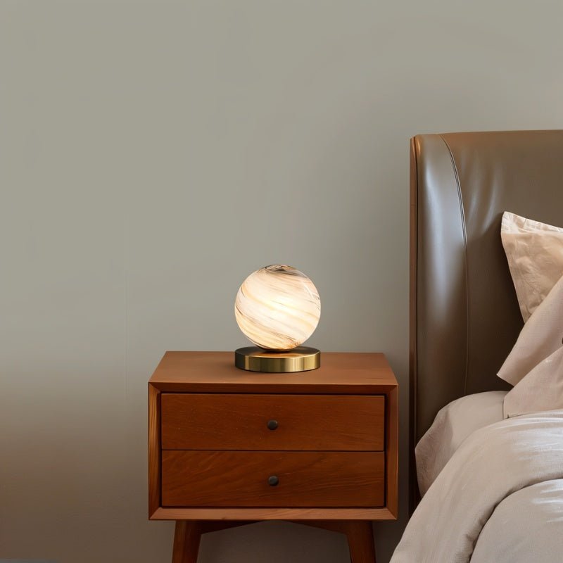 Lampa kula Aurelio z marmurowo-szklaną powierzchnią na mosiężnej lub żelaznej podstawie
