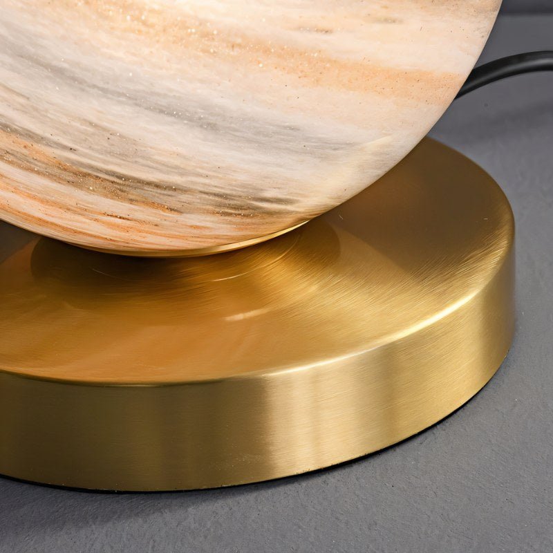 Lampa kula Aurelio z marmurowo-szklaną powierzchnią na mosiężnej lub żelaznej podstawie